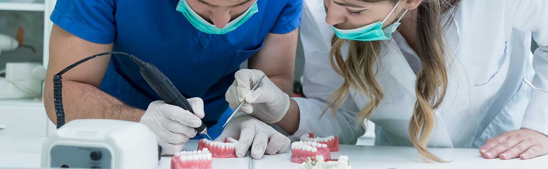 Técnicos a reparar próteses dentárias